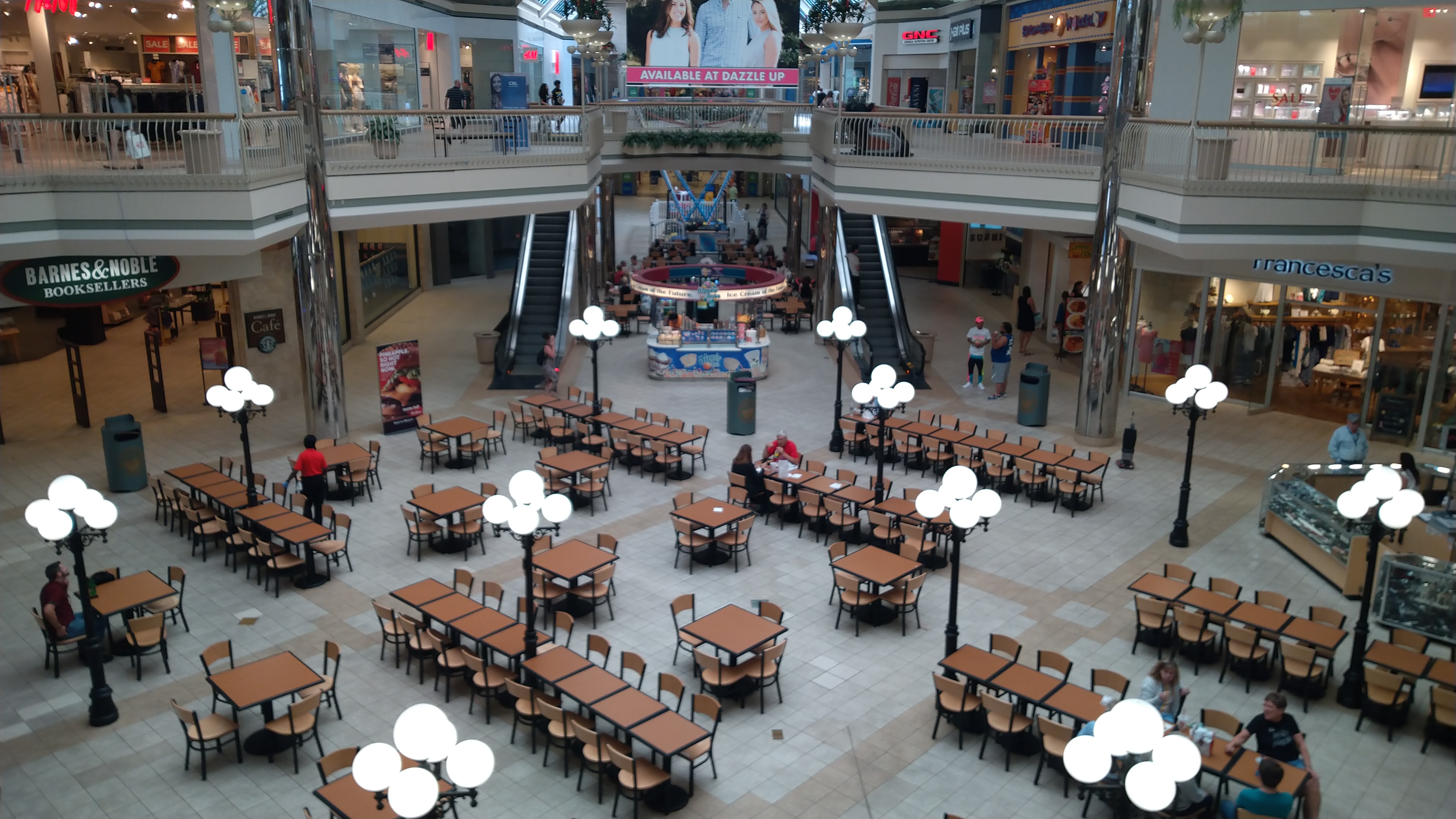 shoe stores in arbor place mall