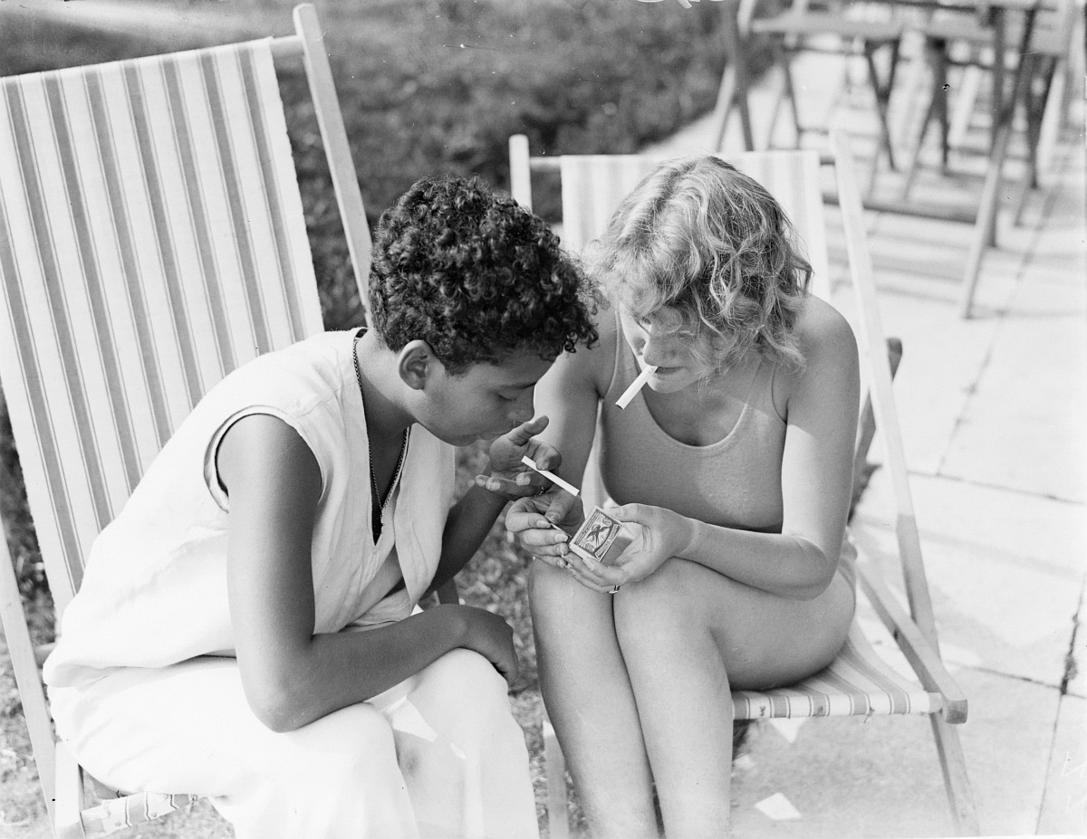 streng Vernietigen Cirkel File:Vrouwen roken een sigaretje in de zon - Women smoking a sigaret in the  sun (3588591066).jpg - Wikimedia Commons