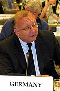 Willy Wimmer at OSCE Parliamentary Assembly 2002-07-26.jpg