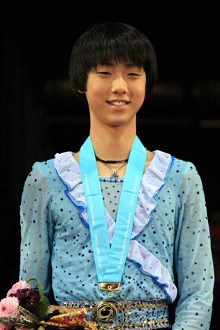 File:Yuzuru Hanyu 2009 JGPF Podium.jpg