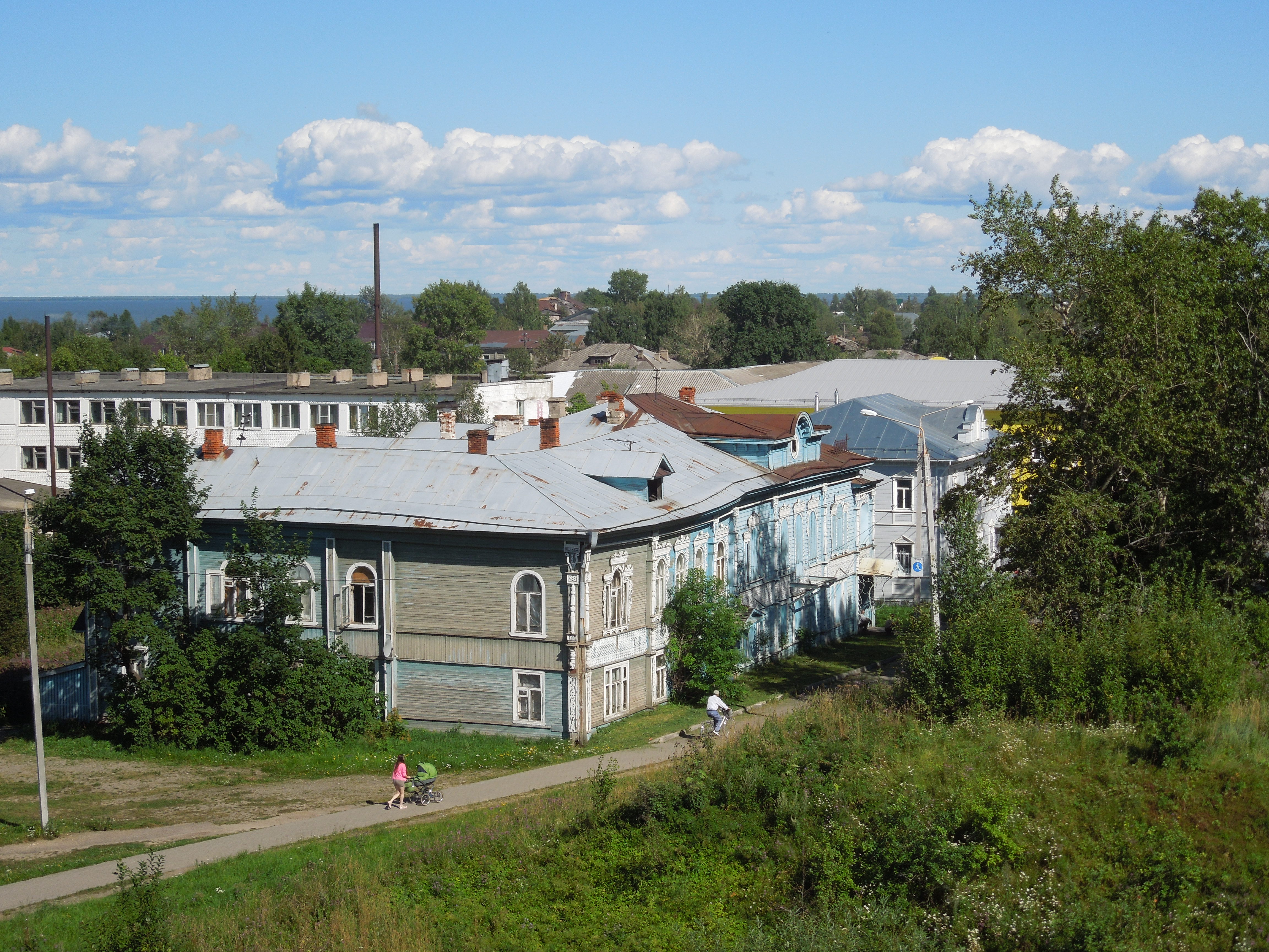 Файл:Белозерск, дом колхозника, Орлова 18, вид с вала.jpg — Путеводитель  Викигид Wikivoyage