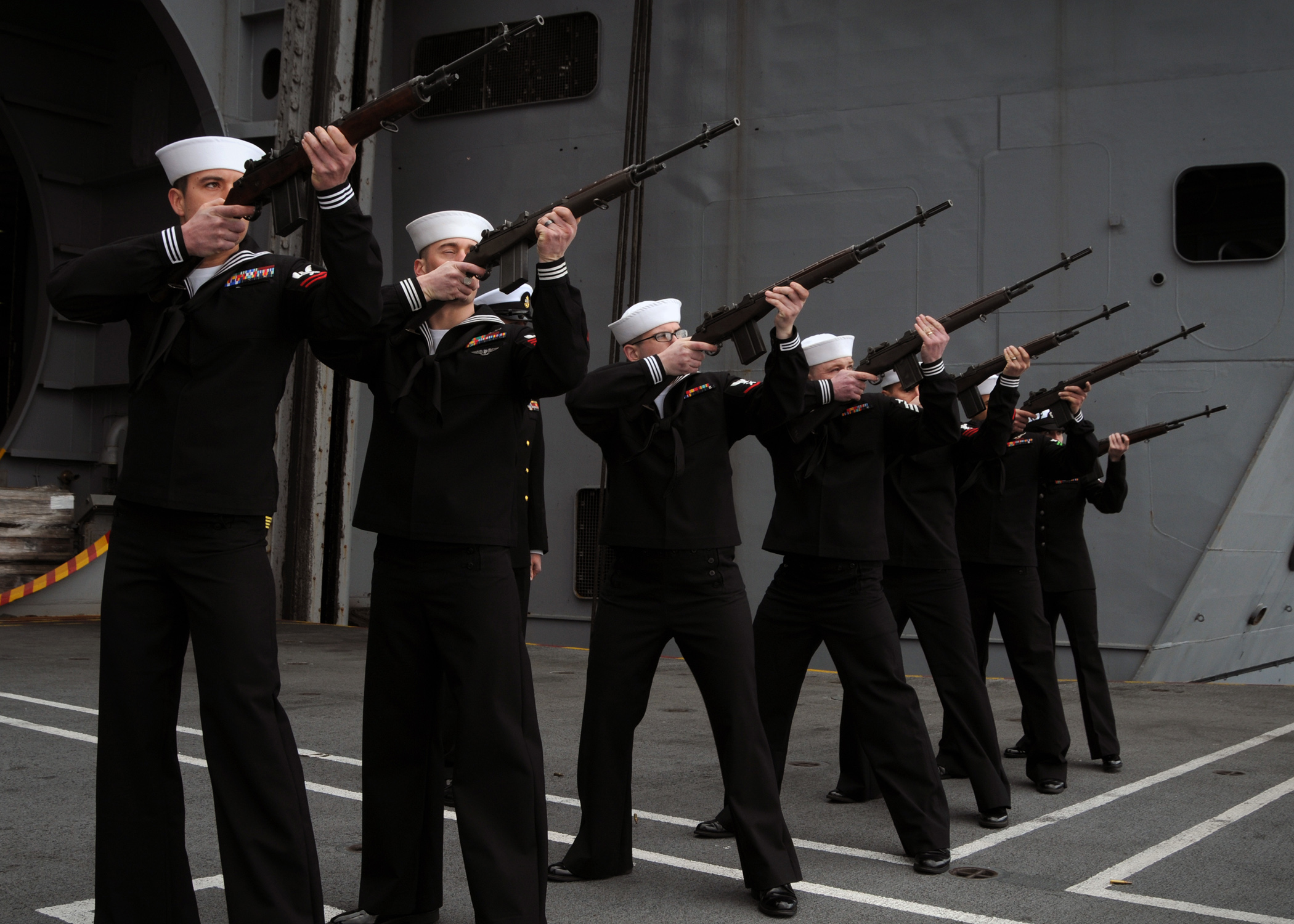 https://upload.wikimedia.org/wikipedia/commons/7/73/090410-N-0774H-210_-_USS_Abraham_Lincoln_Rifle_Salute.jpg