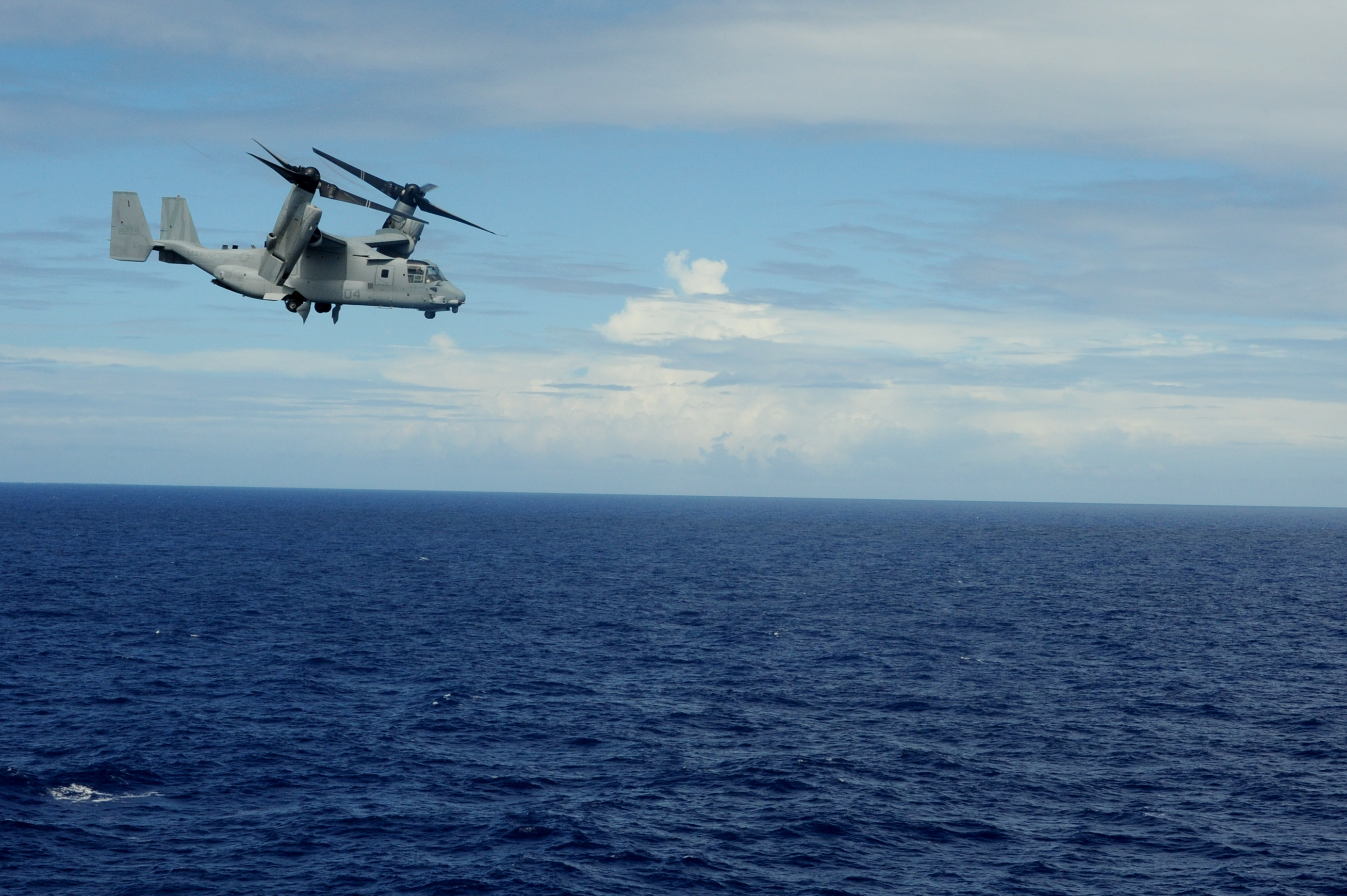 Полет через океан. Bell CV 22 Osprey. Конвертоплан Фрегат. Вертолет над морем. Самолет над морем.