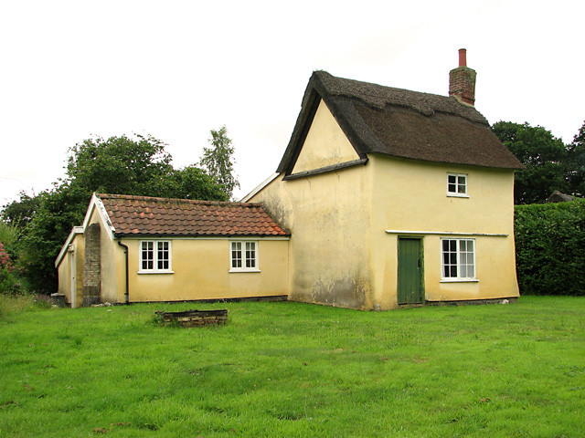 17th century cottage on Fleggburgh Common - geograph.org.uk - 2509048