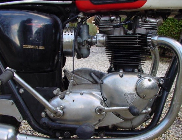 File:1966 Triumph 6T Thunderbird 650cc-motorcycle engine right side.jpg