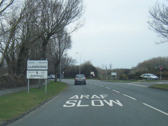 File:A546 Maesdu Avenue at Llandudno boundary - geograph.org.uk - 4385572.jpg