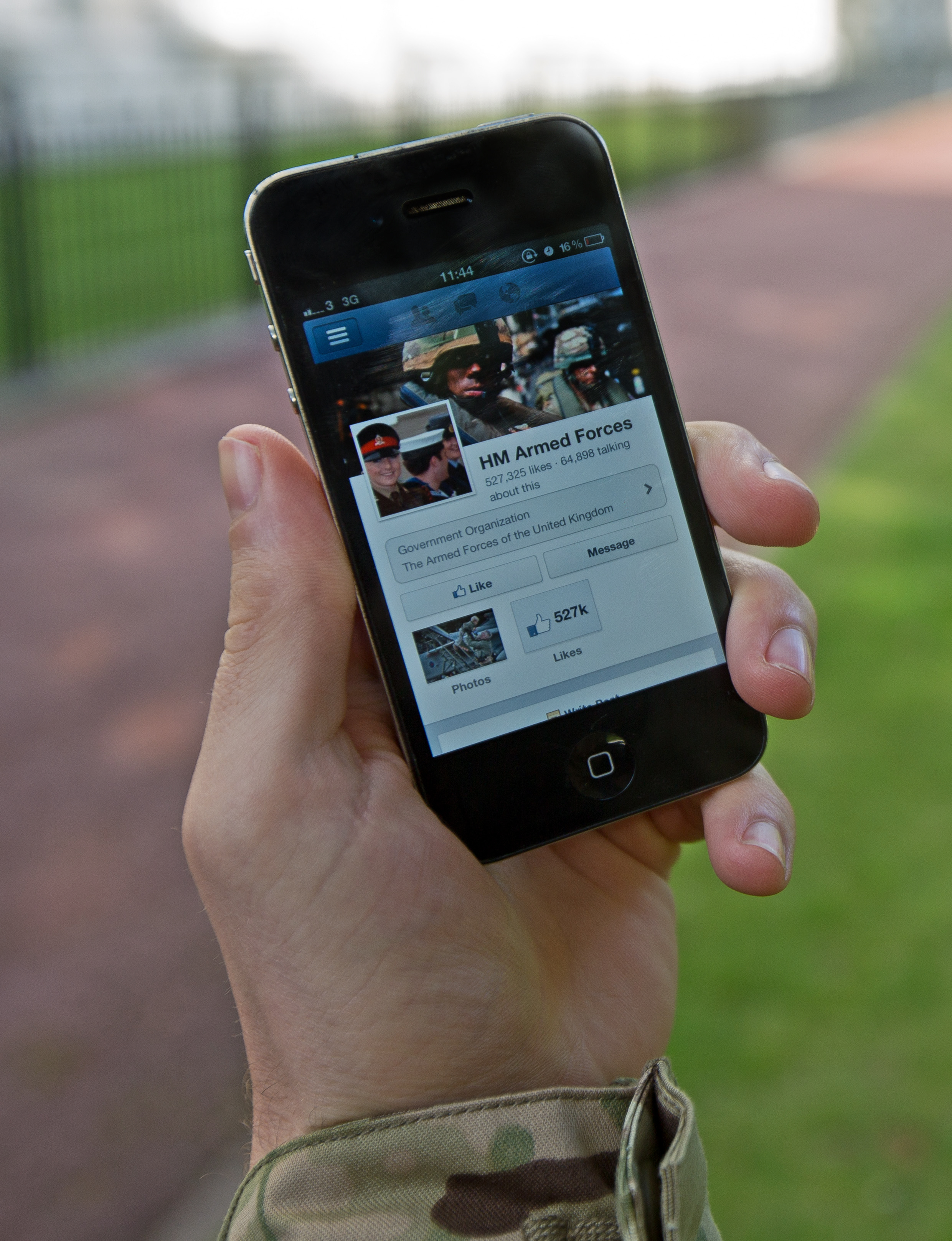 Файл:A serviceman accesses social media channels using a smart phone,  outside MOD Main Building in London MOD 45156046.jpg — Викиновости