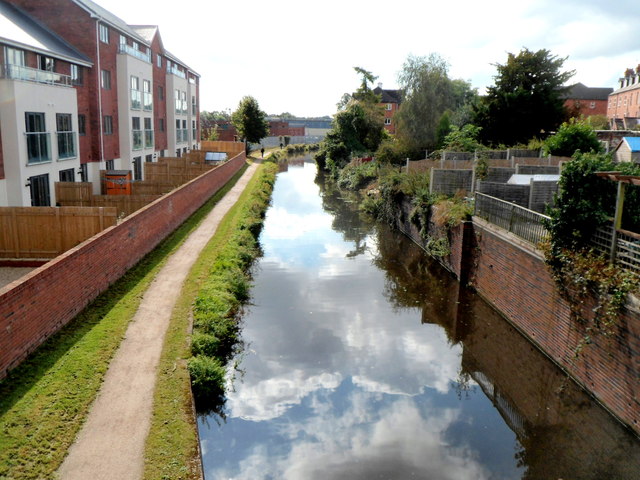 File:A view south from canal bridge 15, Kidderminster - geograph.org.uk - 3371127.jpg