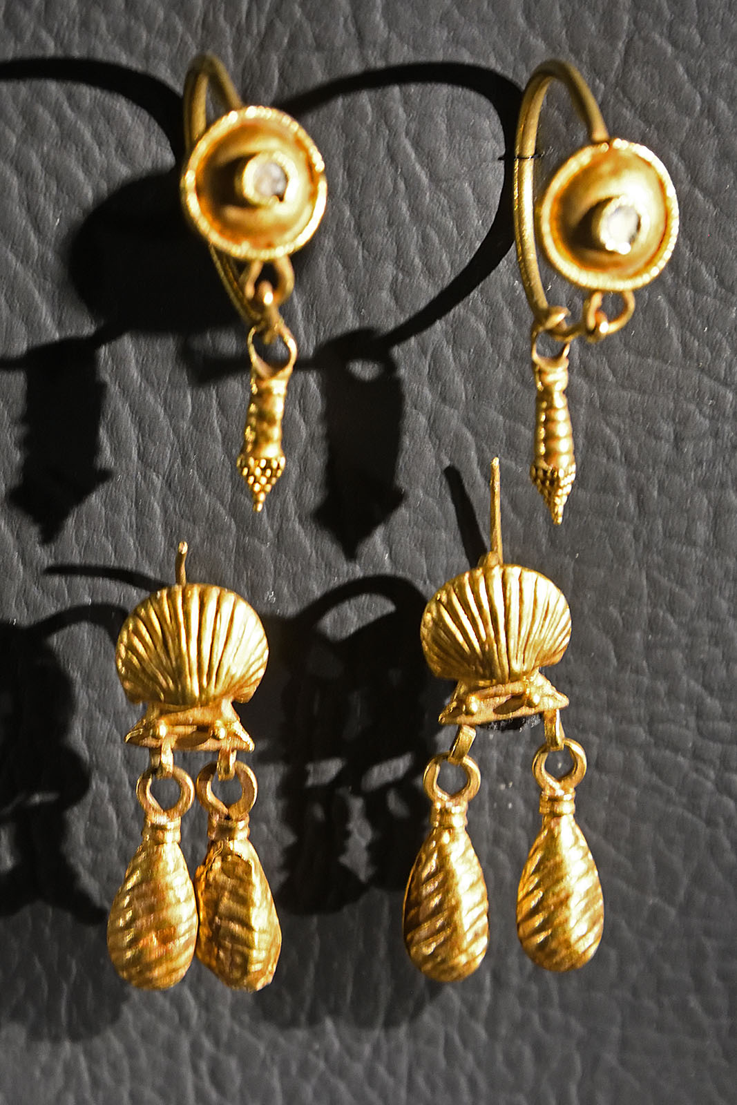 File:Ankara Archaeology and art museum Earrings Gold 2019 3454b ...