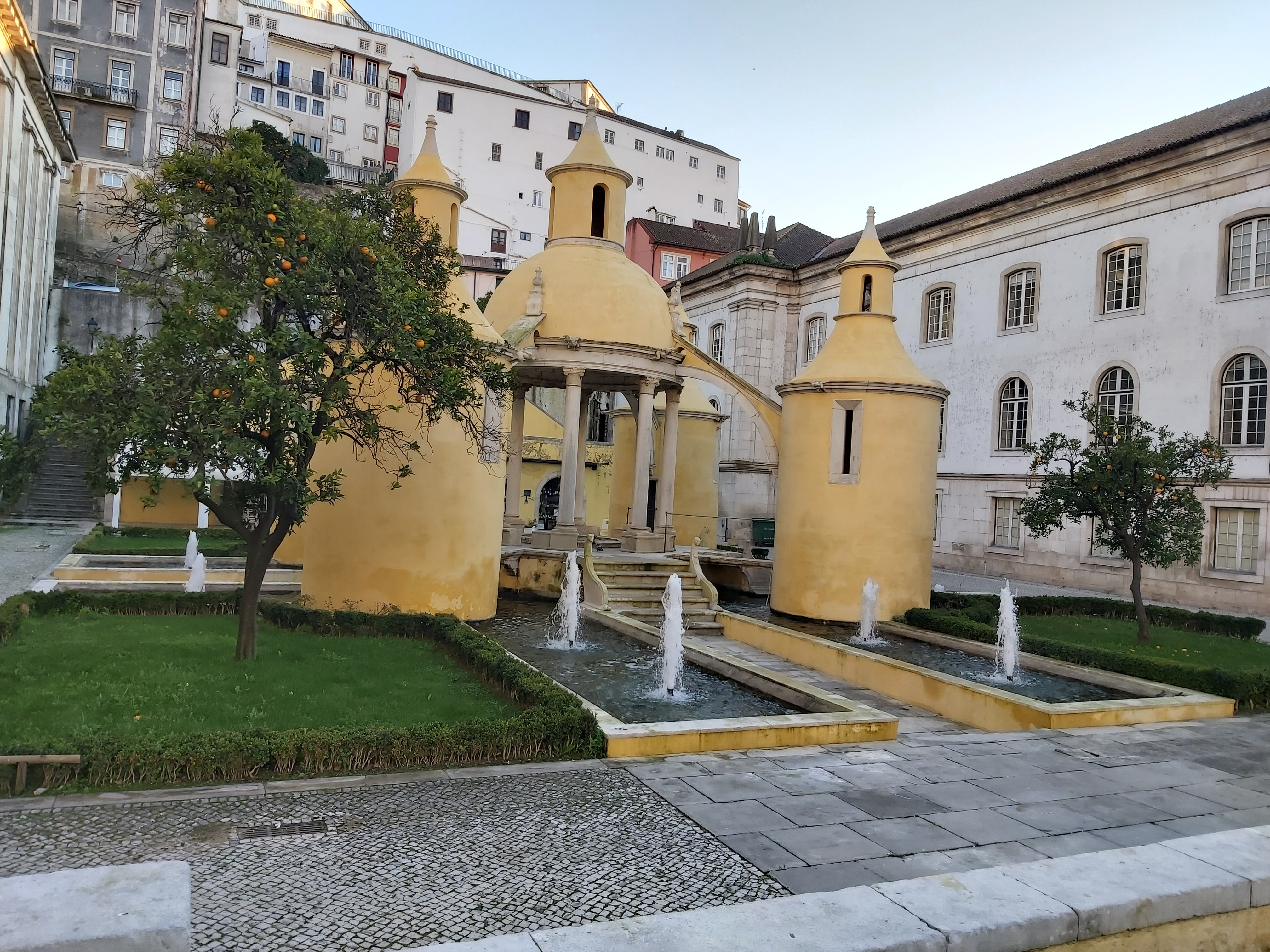 File:Antigo Claustro da Manga, dp Mosteiro de Santa Cruz.jpg - Wikimedia  Commons