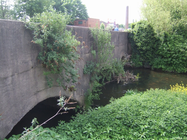 File:Aqueduct over the River Stour - geograph.org.uk - 809335.jpg