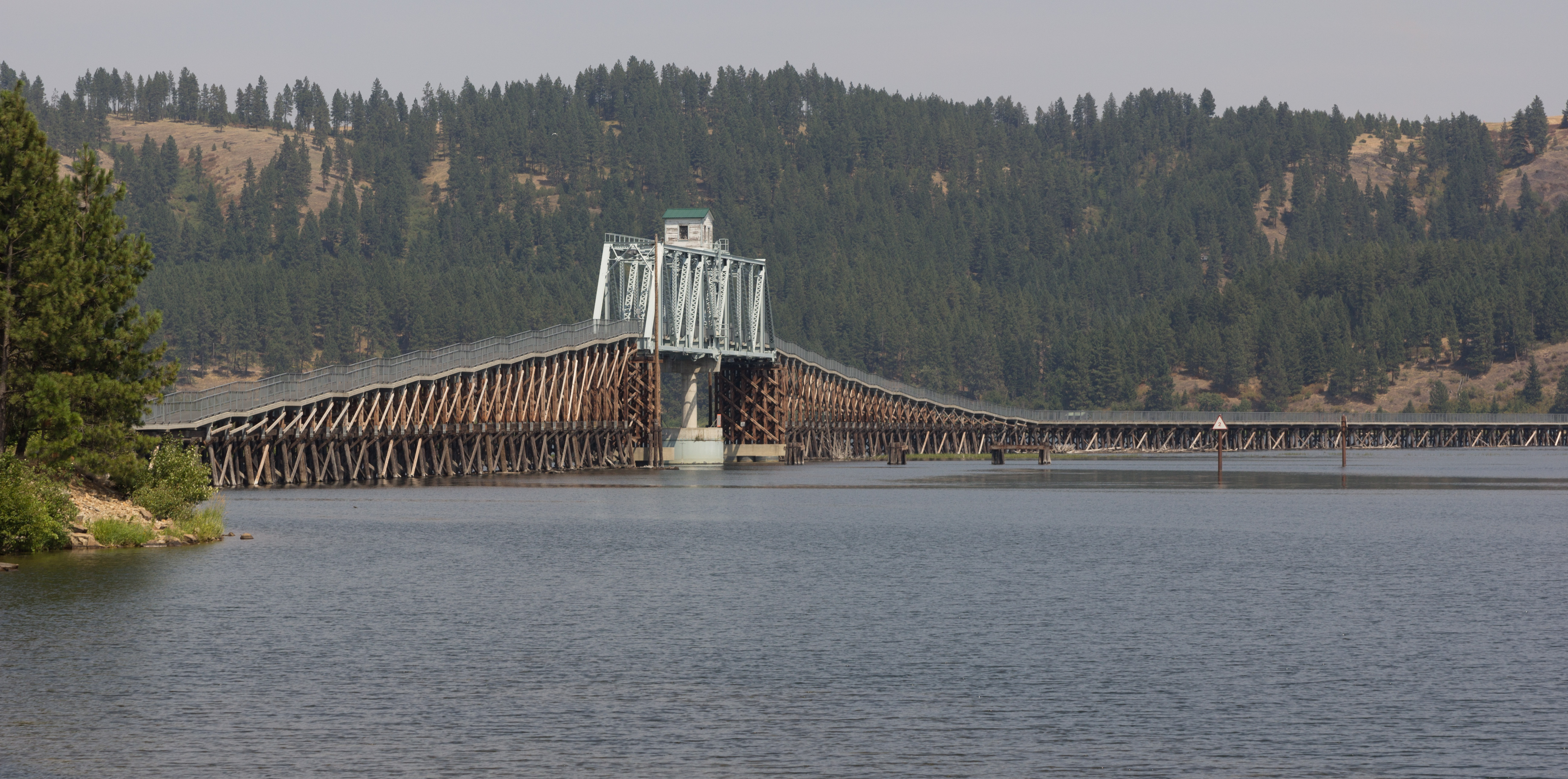 Swinging bridge resevoir