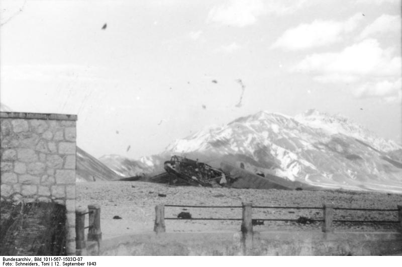File:Bundesarchiv Bild 101I-567-1503D-07, Gran Sasso, Zerstörung der Lastensegler.jpg