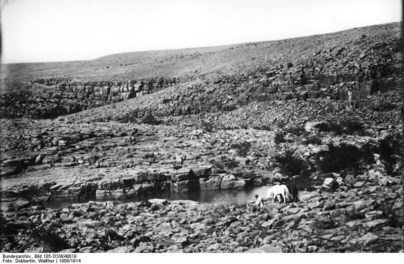 File:Bundesarchiv Bild 105-DSWA0019, Deutsch-Süd-Westafrika, Wasserstelle.jpg