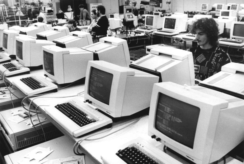 File:Bundesarchiv Bild 183-1987-1230-017, VEB Robotron Elektronik Dresden, Computer A 7100.jpg