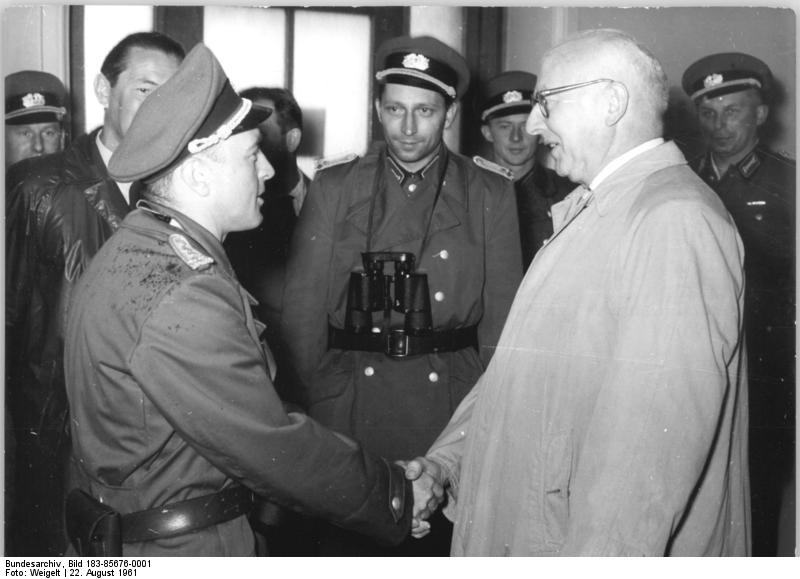 Ernst Goldenbaum zu Besuch bei einer Einheit der [[Volkspolizei