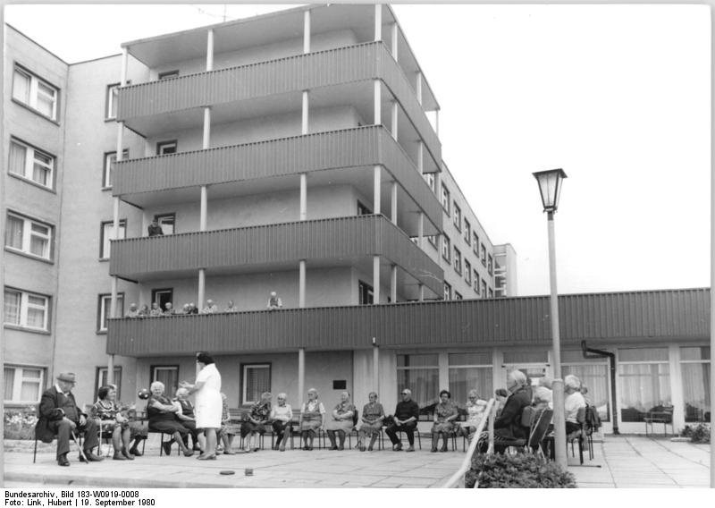 File:Bundesarchiv Bild 183-W0919-0008, Neubrandenburg, Oststadt, Feierabend- und Pflegeheim.jpg