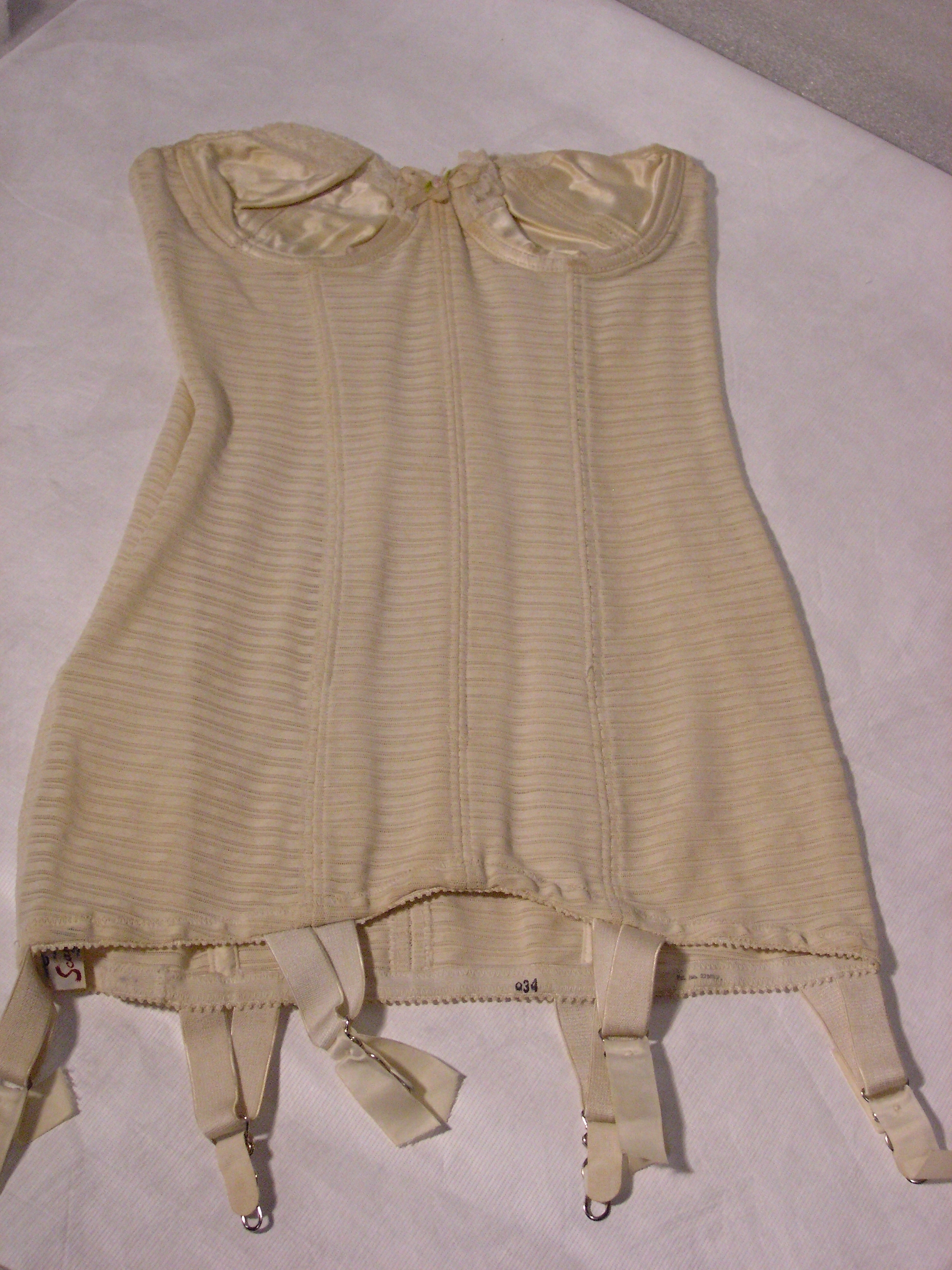 https://upload.wikimedia.org/wikipedia/commons/7/73/Corset_%28AM_1996.115.18-1%29.jpg