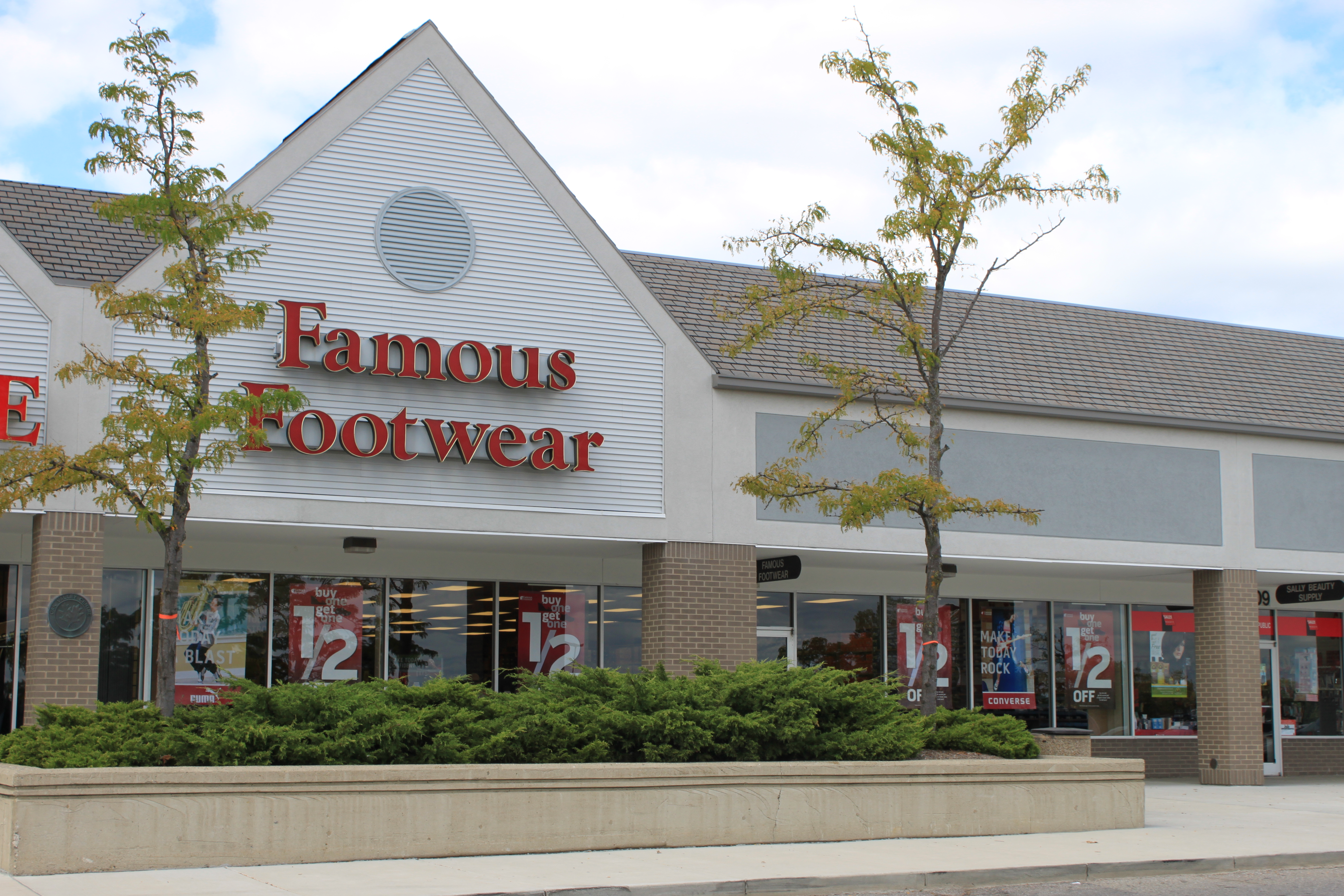 famous footwear store locations