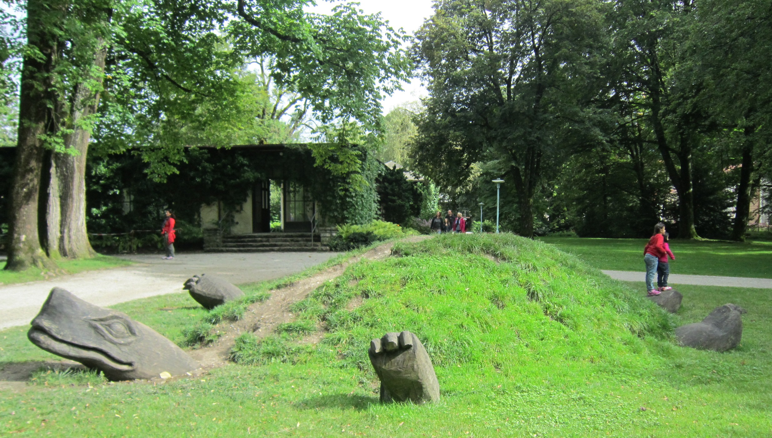 Skulptur der uralten Morla im Michael Ende Kurpark Garmisch Partenkirchen