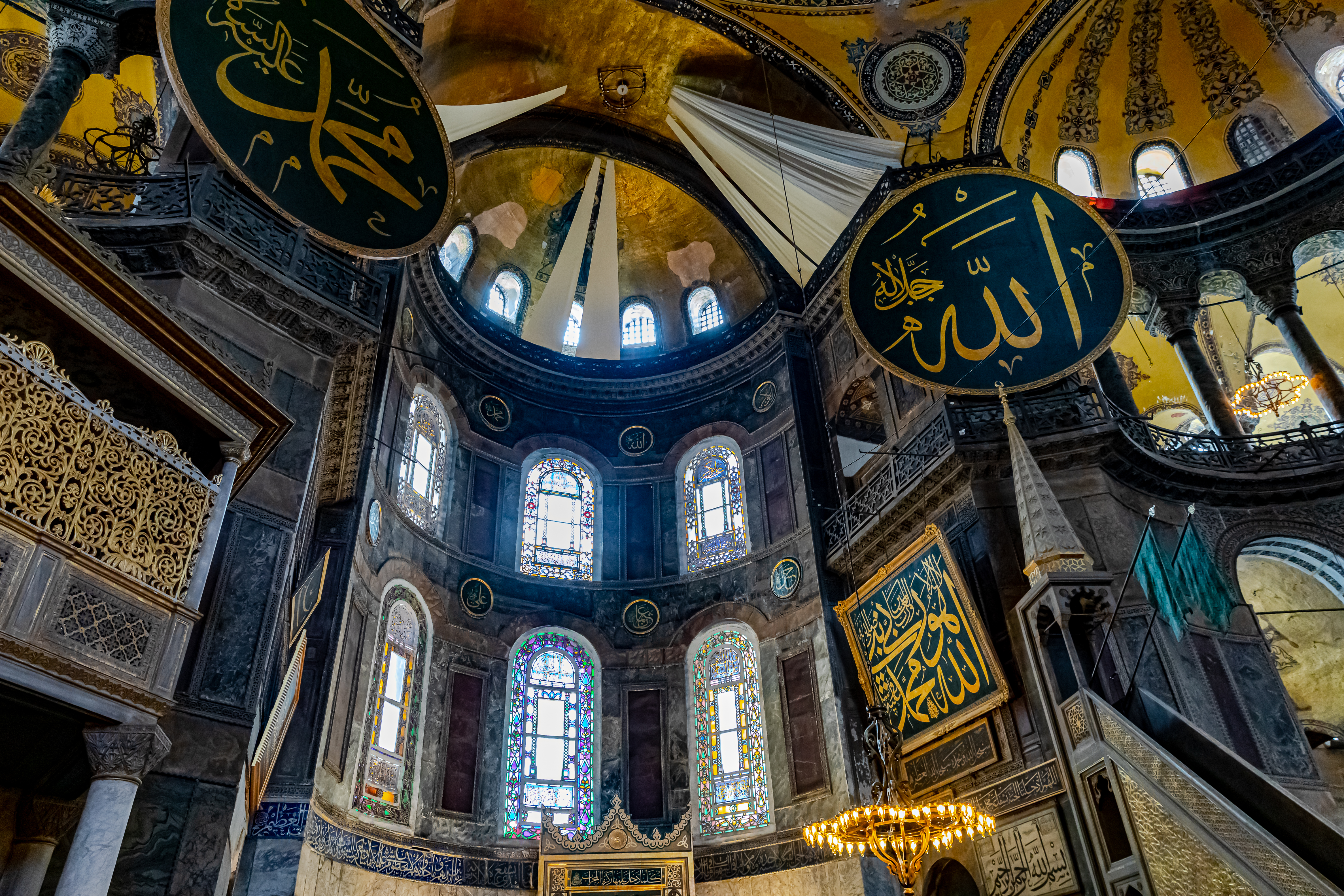 Royan hagia sophia. Замок в Стамбуле рядом с храмом Святой Софии. Святая София в Стамбуле фото снаружи. Цена вход храм Святой Софии в Стамбуле. Где массово встречают новый год в Стамбуле около собора Святой Софии.