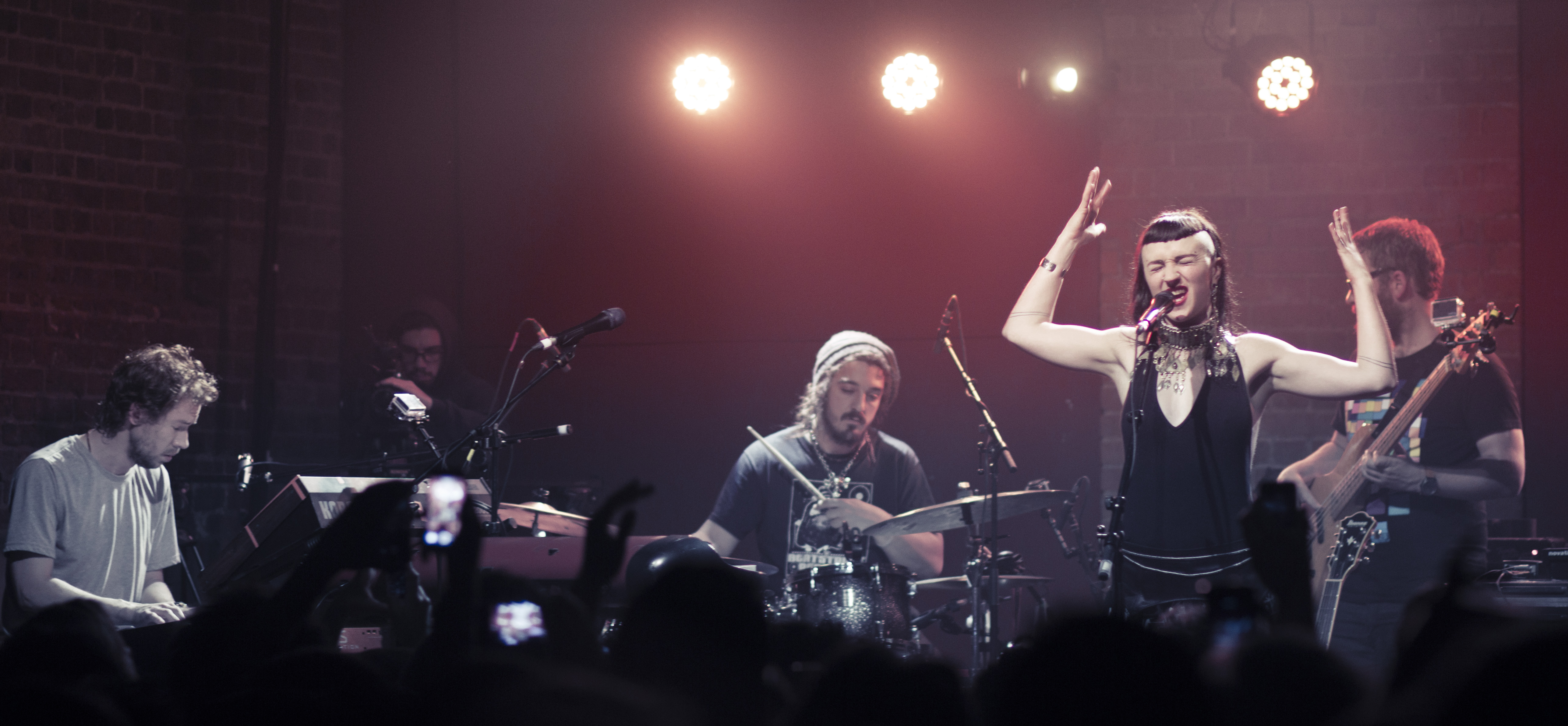 Hiatus Kaiyote performing in 2013 (L–R: Simon Mavin, Perrin Moss, [[Nai Palm]], Paul Bender)