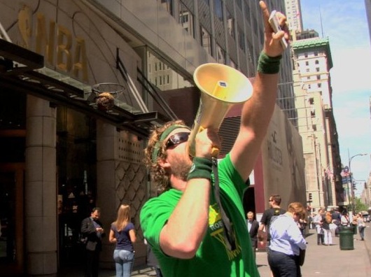 File:JasonReid Sonicsgate Bullhorn-NBA-HQ-NYC.jpg