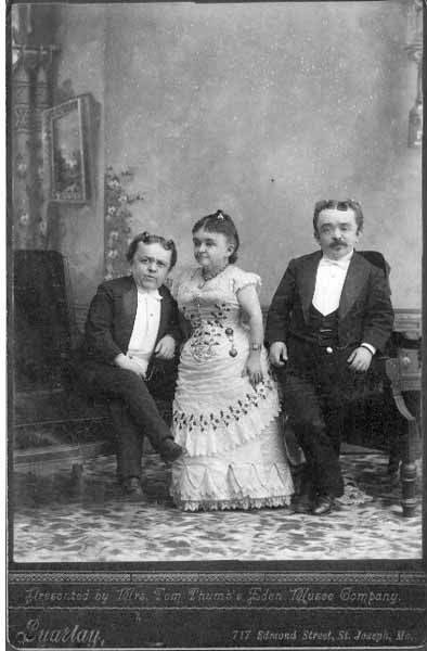 File:Lavinia Warren (Mrs Tom Thumb) with her second husband, Count Primi Magri and his brother, Baron E Magri, ca 1892 (PORTRAITS 448).jpg