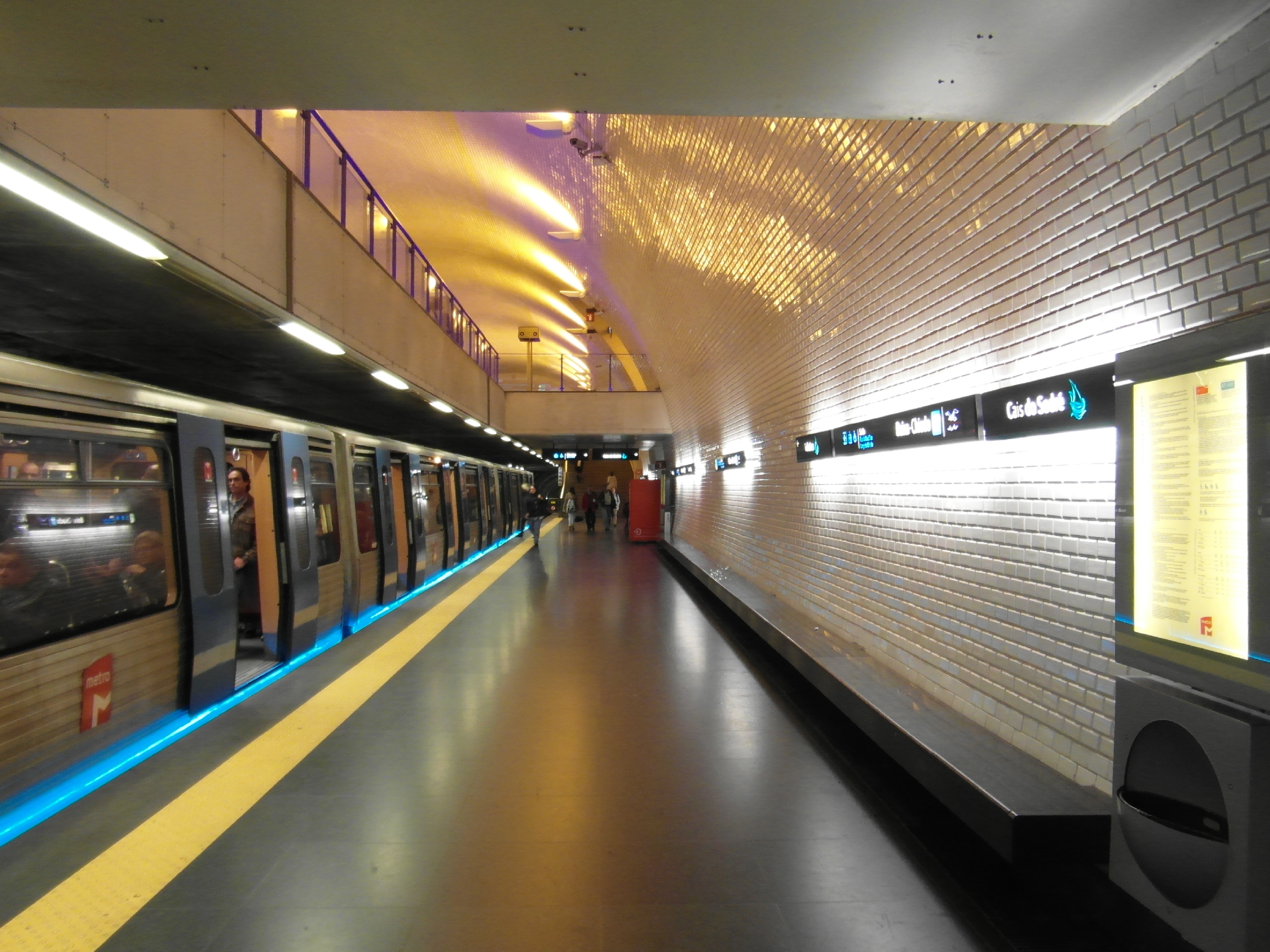 File:Metro de Lisboa - Estação Baixa-Chiado (8180177465).jpg - Wikimedia  Commons
