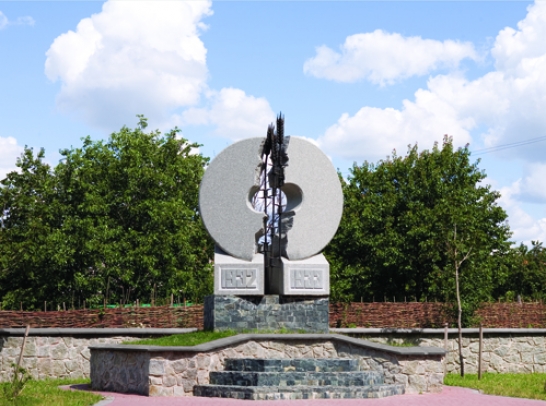 File:Monument dedicated to victims of years 1932-33 famine.jpg