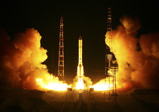 File:Night start of Proton-M rocket with Blagovest satellite 17.08.2017.jpg