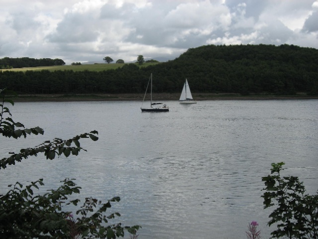 File:Northward On The Flood - geograph.org.uk - 246500.jpg