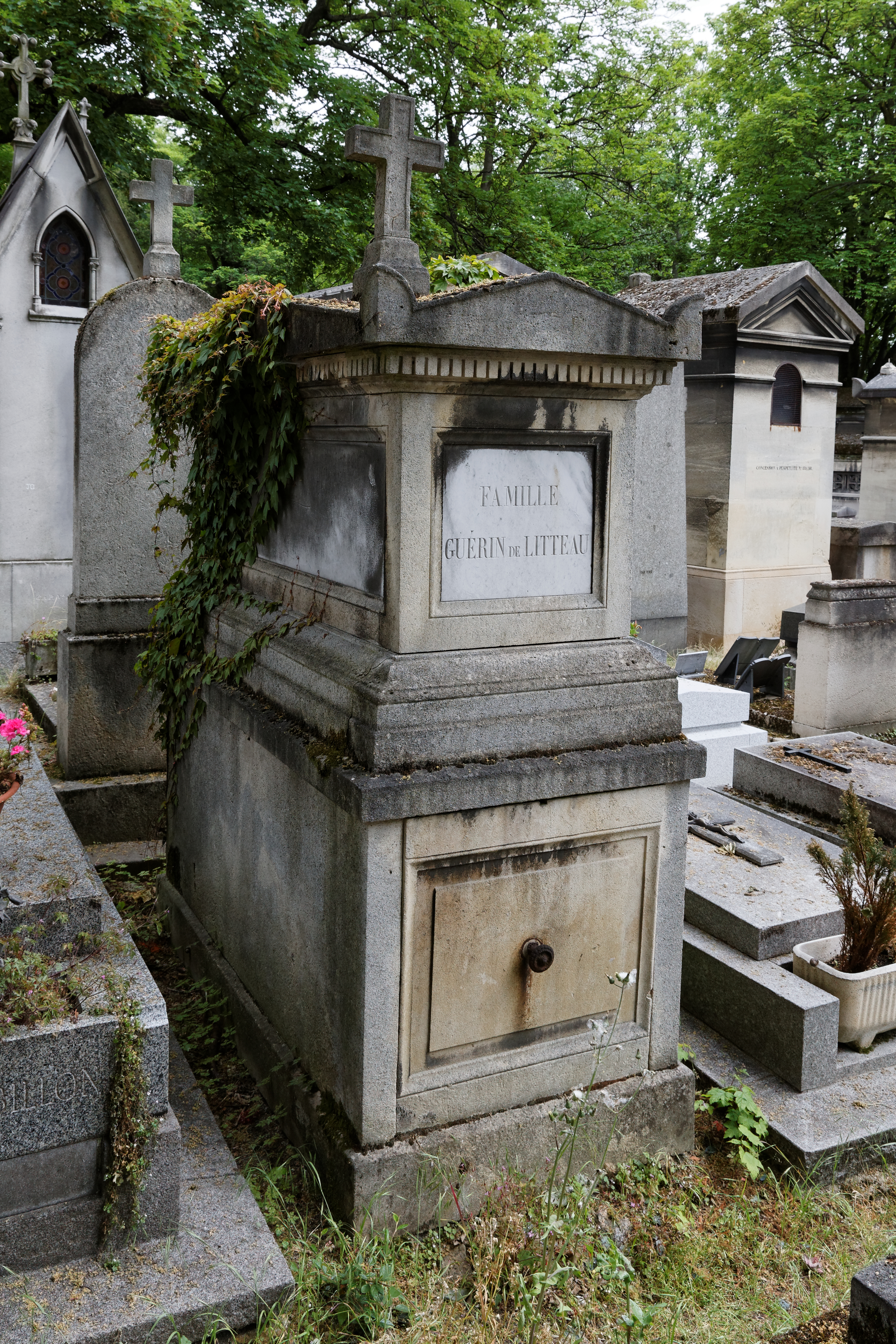 Grave at the [[Père Lachaise Cemetery