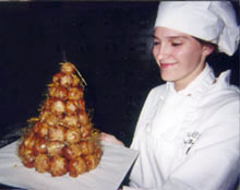 Um chef pasteleiro profissional apresenta um croquembouche francês