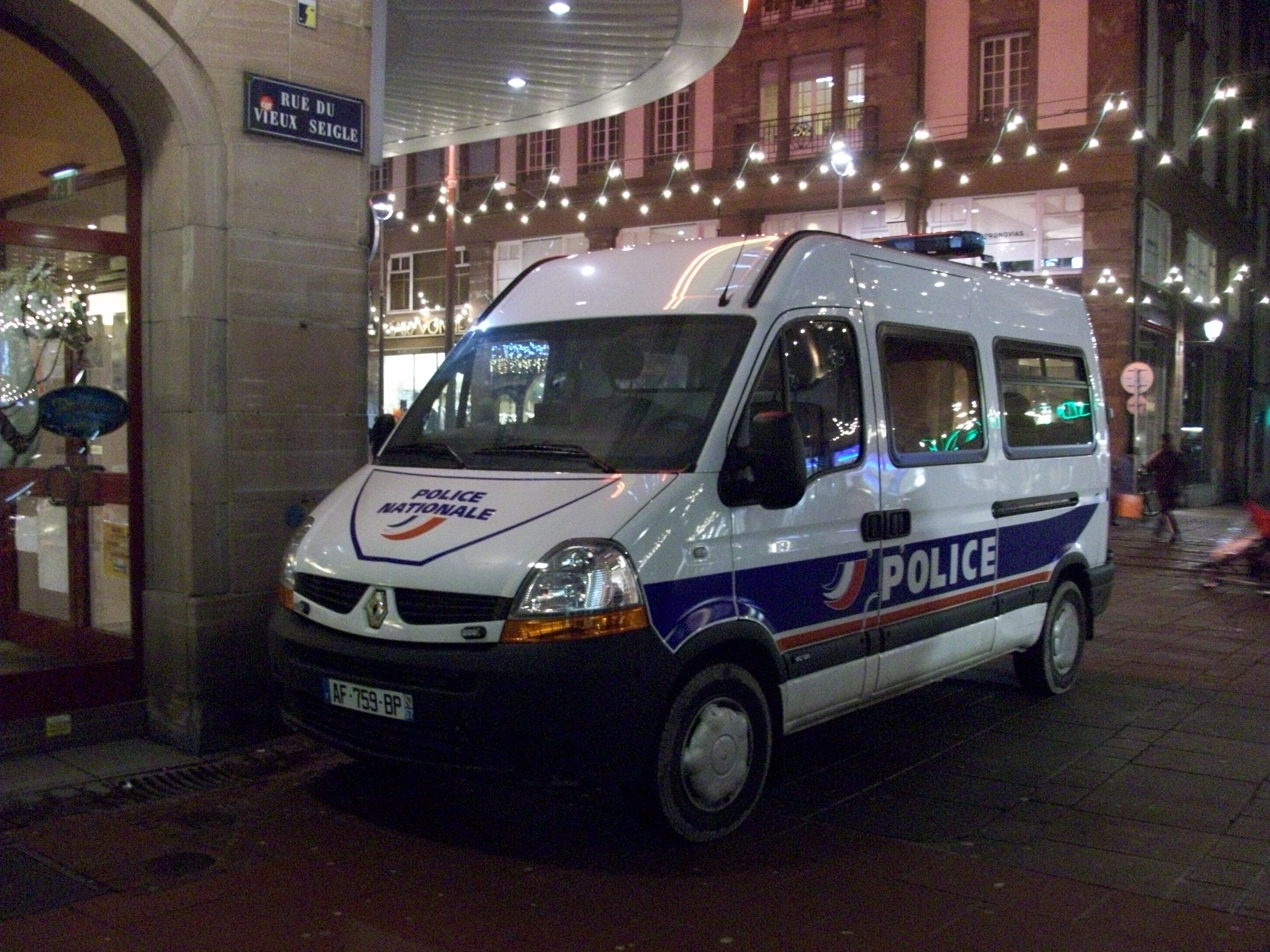 https://upload.wikimedia.org/wikipedia/commons/7/73/Renault_Master_Police_nationale_%C3%A0_Strasbourg_2010.jpg