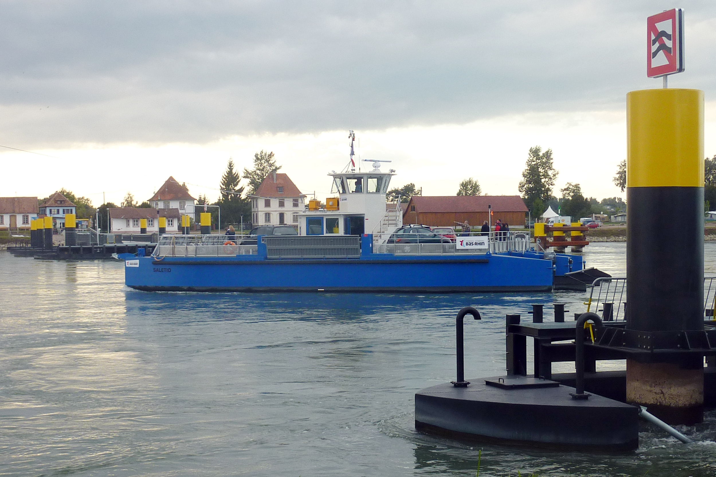 The new Rhine ferry between Plittersdorf and Seltz (since September 2010)