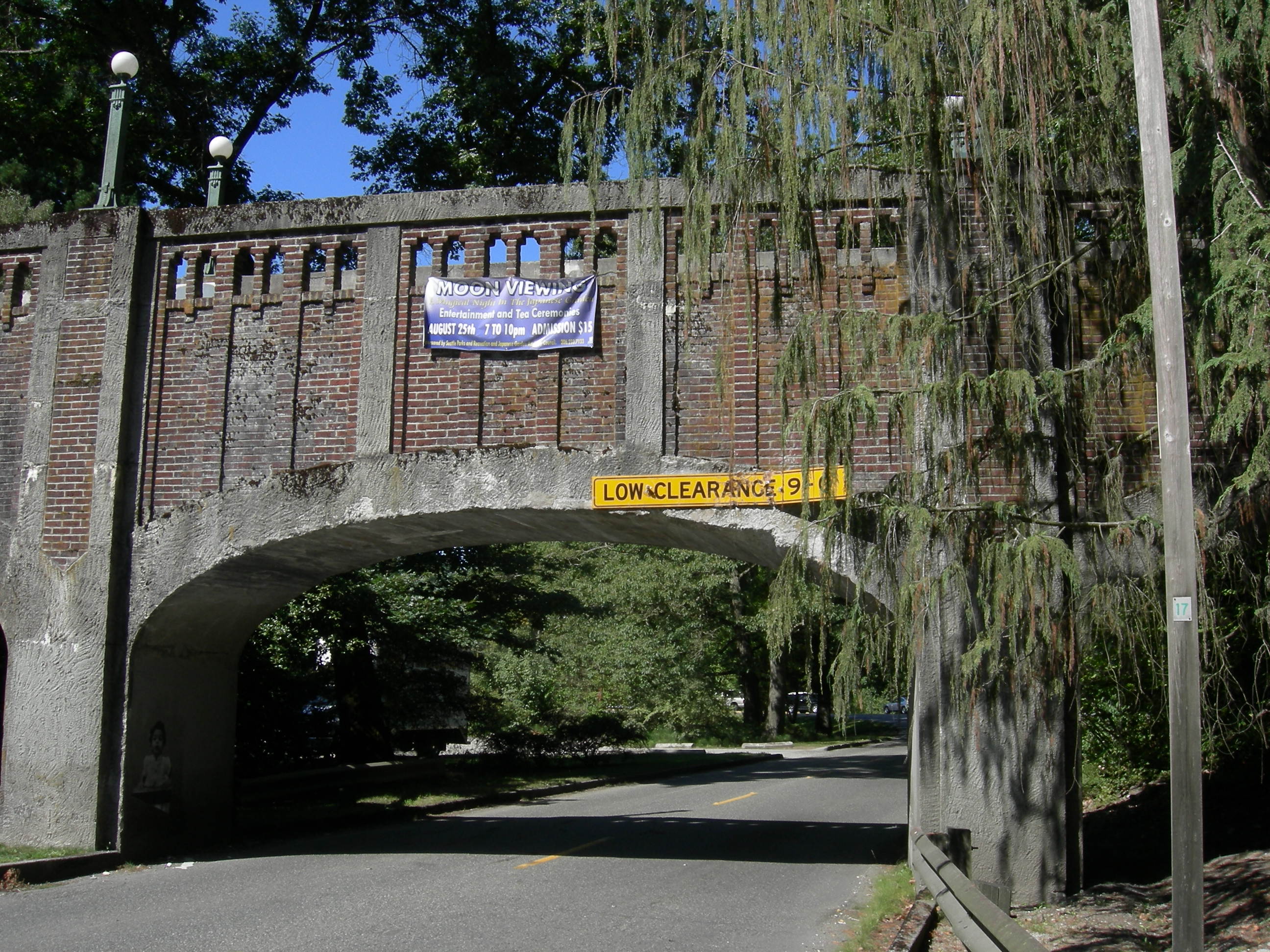 Seattle_-_Arboretum_Bridge_-_Aug_2007_damage.jpg