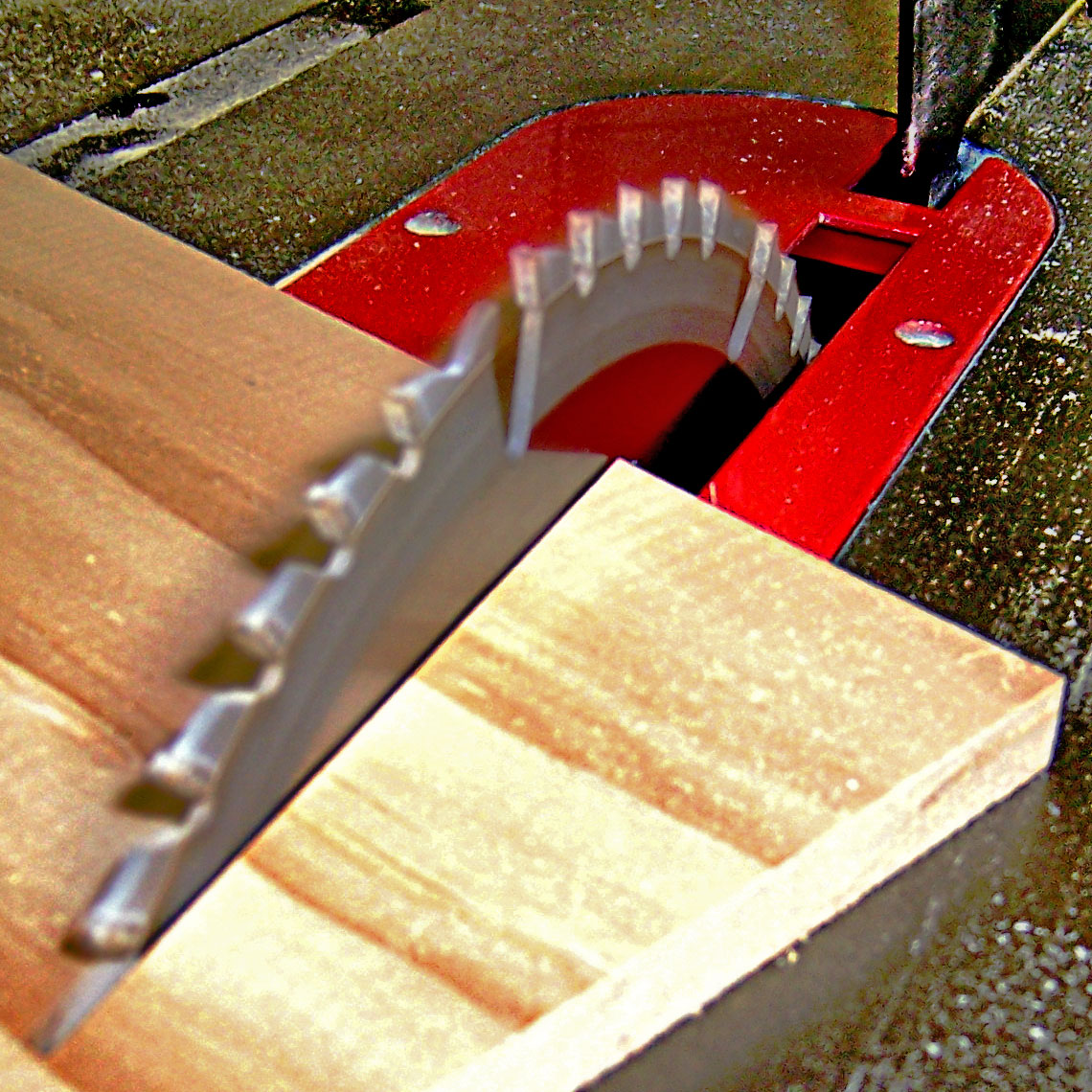 https://upload.wikimedia.org/wikipedia/commons/7/73/Table_saw_cutting_wood_at_an_angle%2C_by_BarelyFitz.jpg