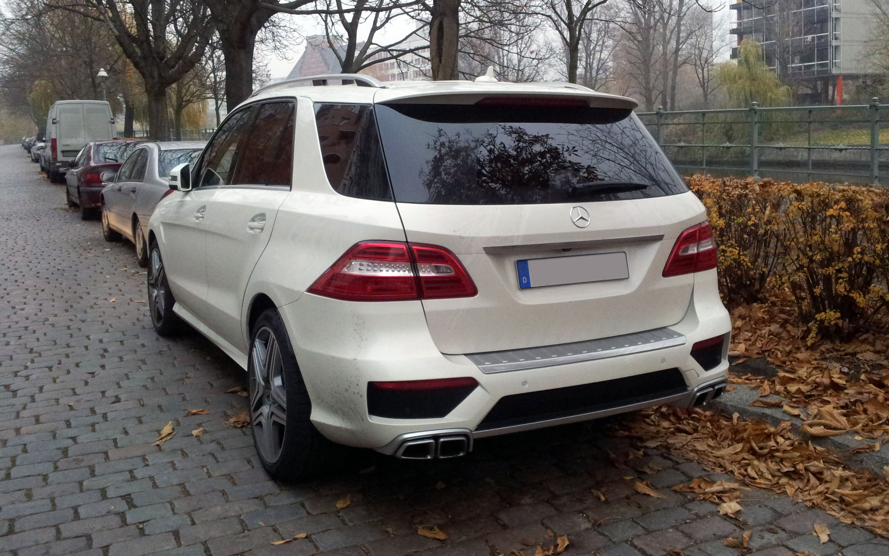 File:Mercedes ML AMG-Sportpaket (W164) front 20100722.jpg - Wikimedia  Commons