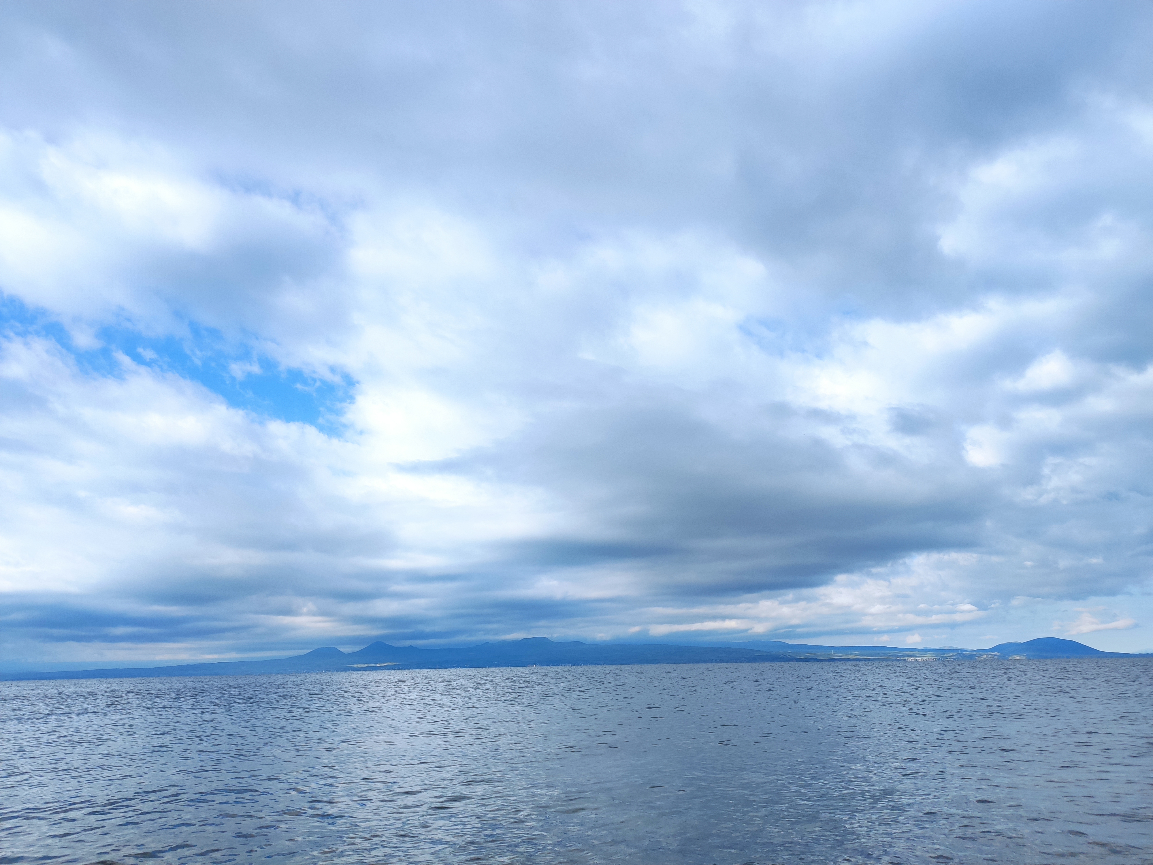 Температура озера севан. Озеро Севан. Севан озеро Пирс. Айвазовский озеро Севан. Озеро Севан остров чаек.