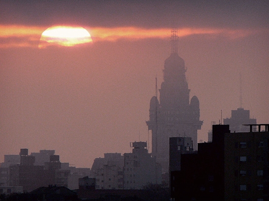 File:Atardecer en Montevideo.jpg