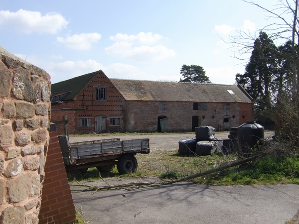 File:Barns at Kingslow Farm - geograph.org.uk - 402920.jpg