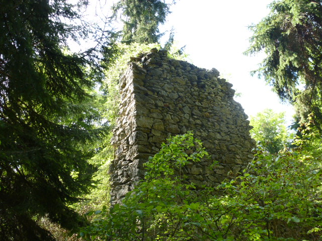 File:Bergfried Ruine Luegg.jpg