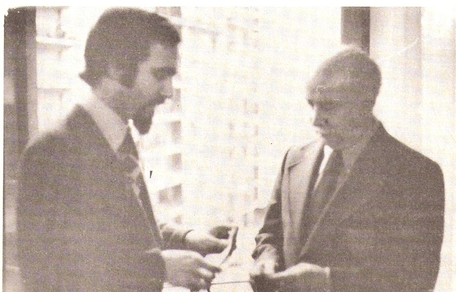 Charles Berlitz (right) with Antonio Las Heras in 1979 ("Pájaro de Fuego" magazine)