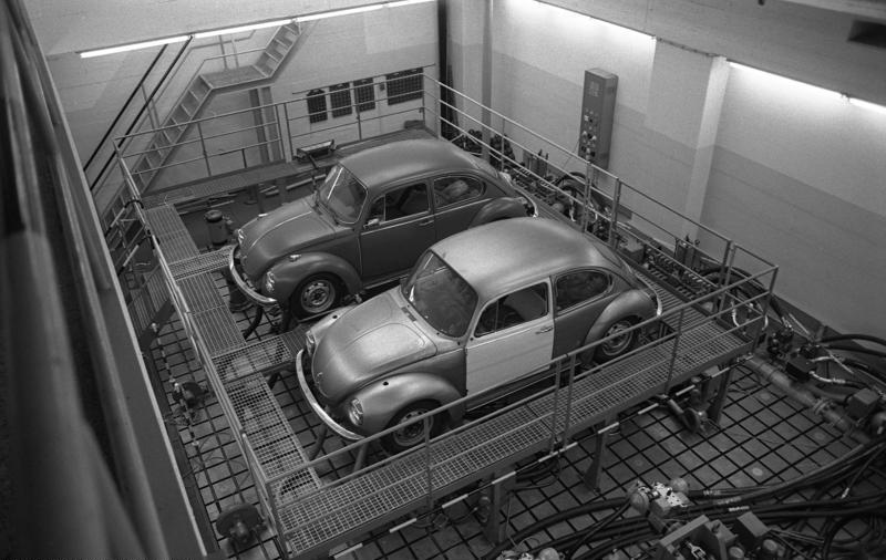 File:Bundesarchiv B 145 Bild-F038801-0014, Wolfsburg, VW Autowerk, Käfer.jpg