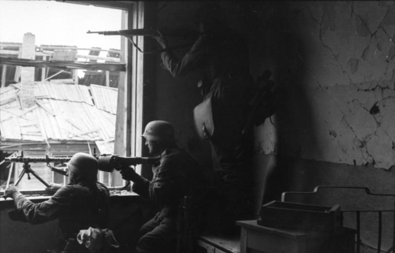 Soldados de la Wehrmacht con ametralladoras en una casa de Stalingrado. Fuente: Bundesarchiv, Bild 101I-617-2571-04 / Ollig / CC-BY-SA