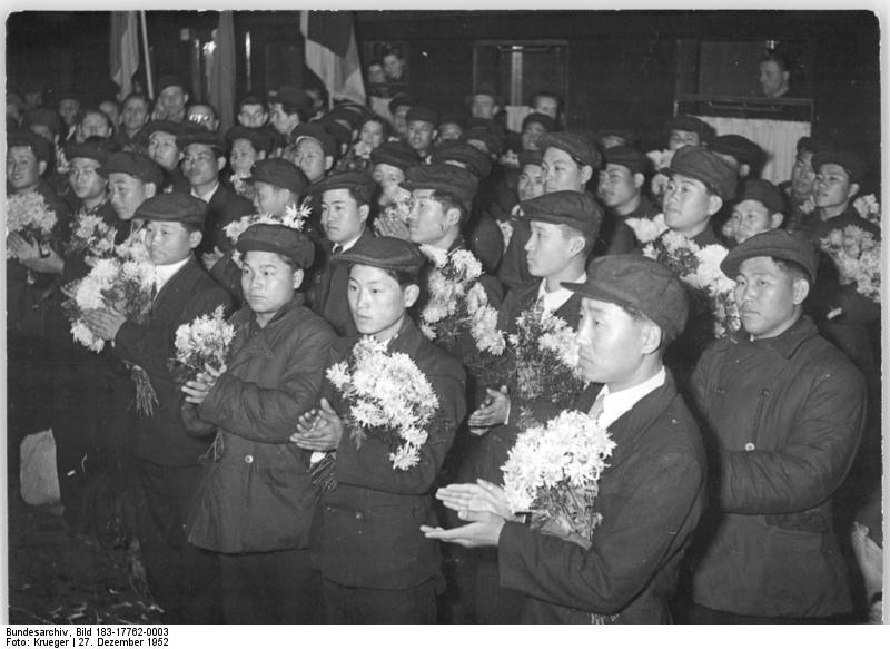 File:Bundesarchiv Bild 183-17762-0003, Berlin, Ankunft von koreanischen Gaststudenten.jpg