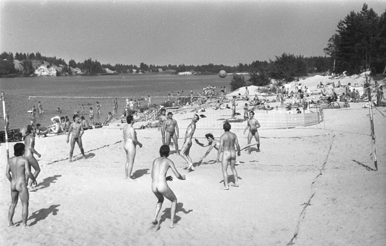 Datei:Bundesarchiv Bild 183-1982-0724-012, FKK-Strand im Bezirk Cottbus.jpg...