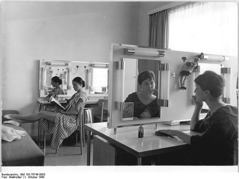 File:Bundesarchiv Bild 183-76740-0003, Leipzig, Opernhaus, Balettgarderobe.jpg