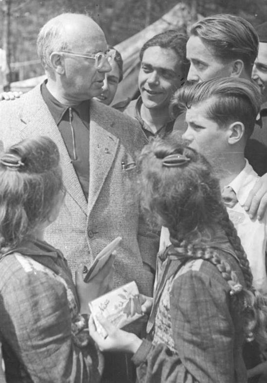 Johannes R. Becher Bundesarchiv_Bild_183-M0213-0307%2C_Berlin%2C_III._Weltfestspiele%2C_Pionierrepublik%2C_Johannes_R._Becher